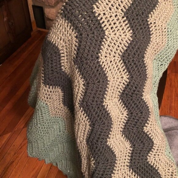 New Crochet Blanket in 3 Shades of Green Aprox 3 1/2  X 5 ft - Picture 1 of 7
